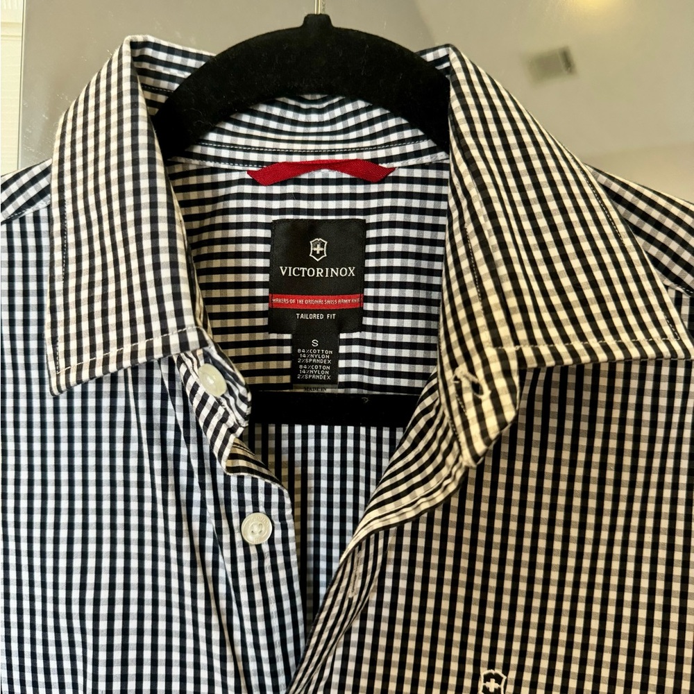Victorinox Swiss Army Men’s tailored, fit button-down shirt NWOT